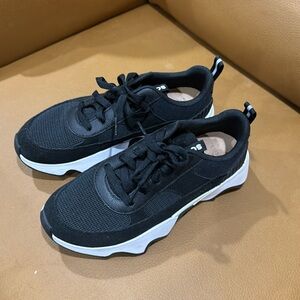 Black, size 7 Sorel sneakers.  Worn nice!  In EXCELLENT CONDITION.